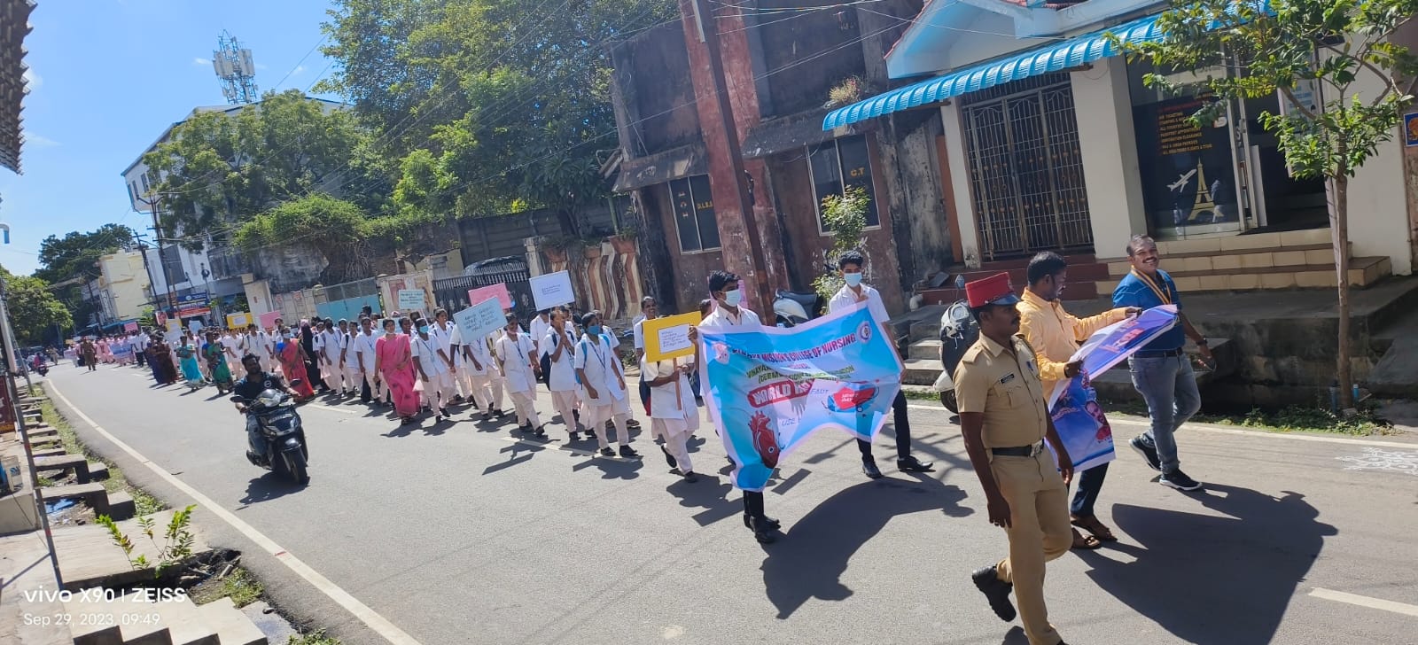 உலக இருதய தினத்தை முன்னிட்டு செவிலியர் மாணவிகள் விழிப்புணர்வு பேரணி நடைபெற்றது