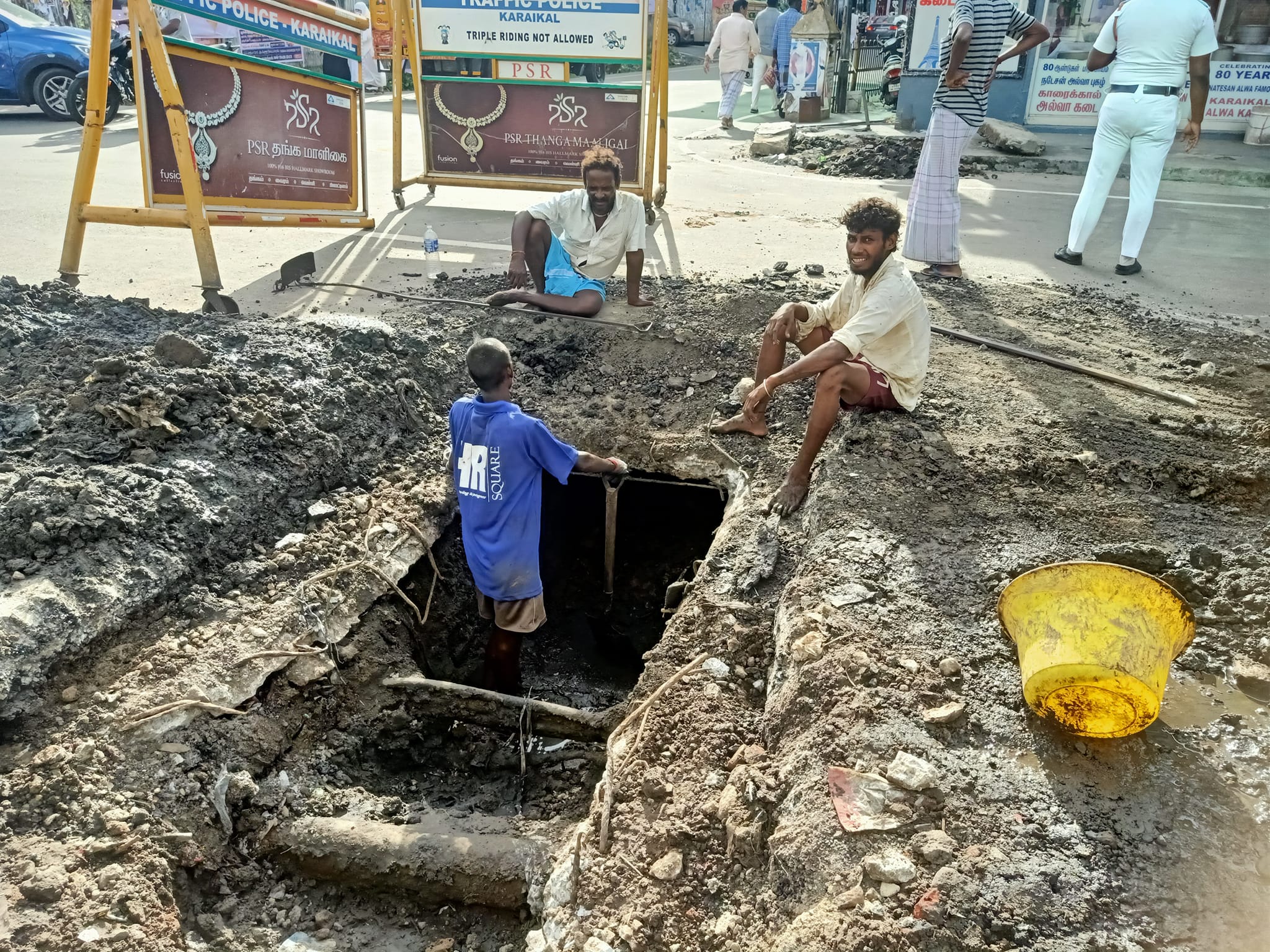 காரைக்காலில்  பாதாள சாக்கடைகள் தூர்வாரும் பணியால் நெடுஞ்சாலை போக்குவரத்து ஸ்தம்பித்தது  -வாகனங்கள் மாற்று வழியில் அனுமதி    