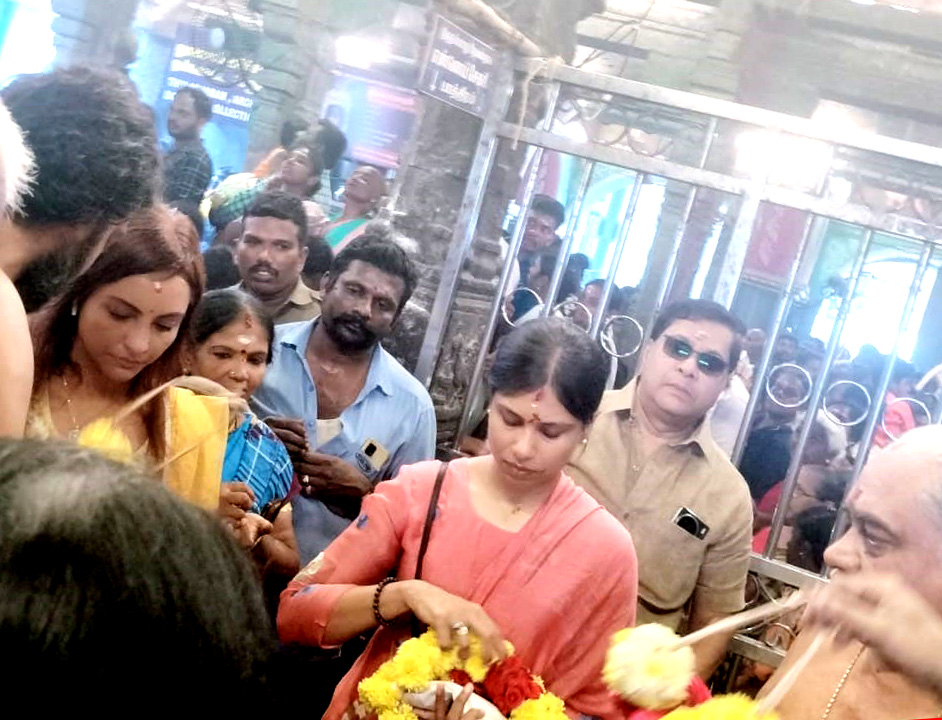 ஸ்ரீ சனி பகவான் ஆலயத்தில்  முதல்வர் மு.க ஸ்டாலின்  பெயரில் மகள் அர்ச்சனை