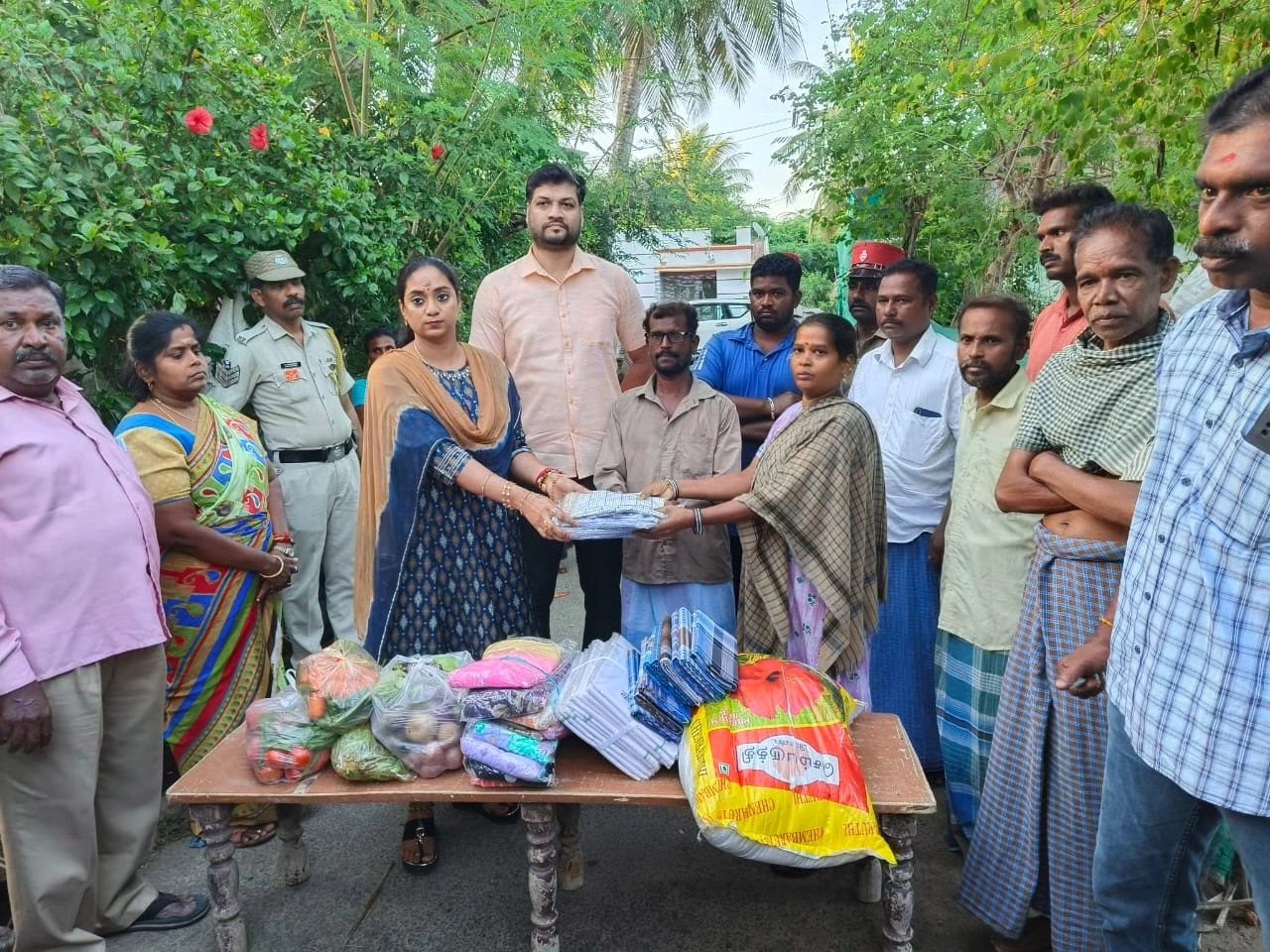 தீவிபத்தில் பாதிக்கப்பட்டவர்களுக்கு அமைச்சர் சந்திரப்பிரியங்கா உதவி