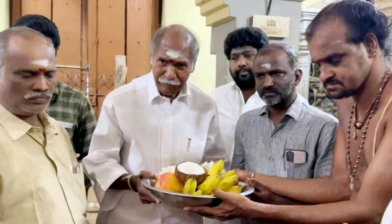 திருப்பாம்புரம் இராகு-கேது ஸ்தலத்தில் புதுச்சேரி முதல்வர் ரங்கசாமி சாமி தரிசனம்.