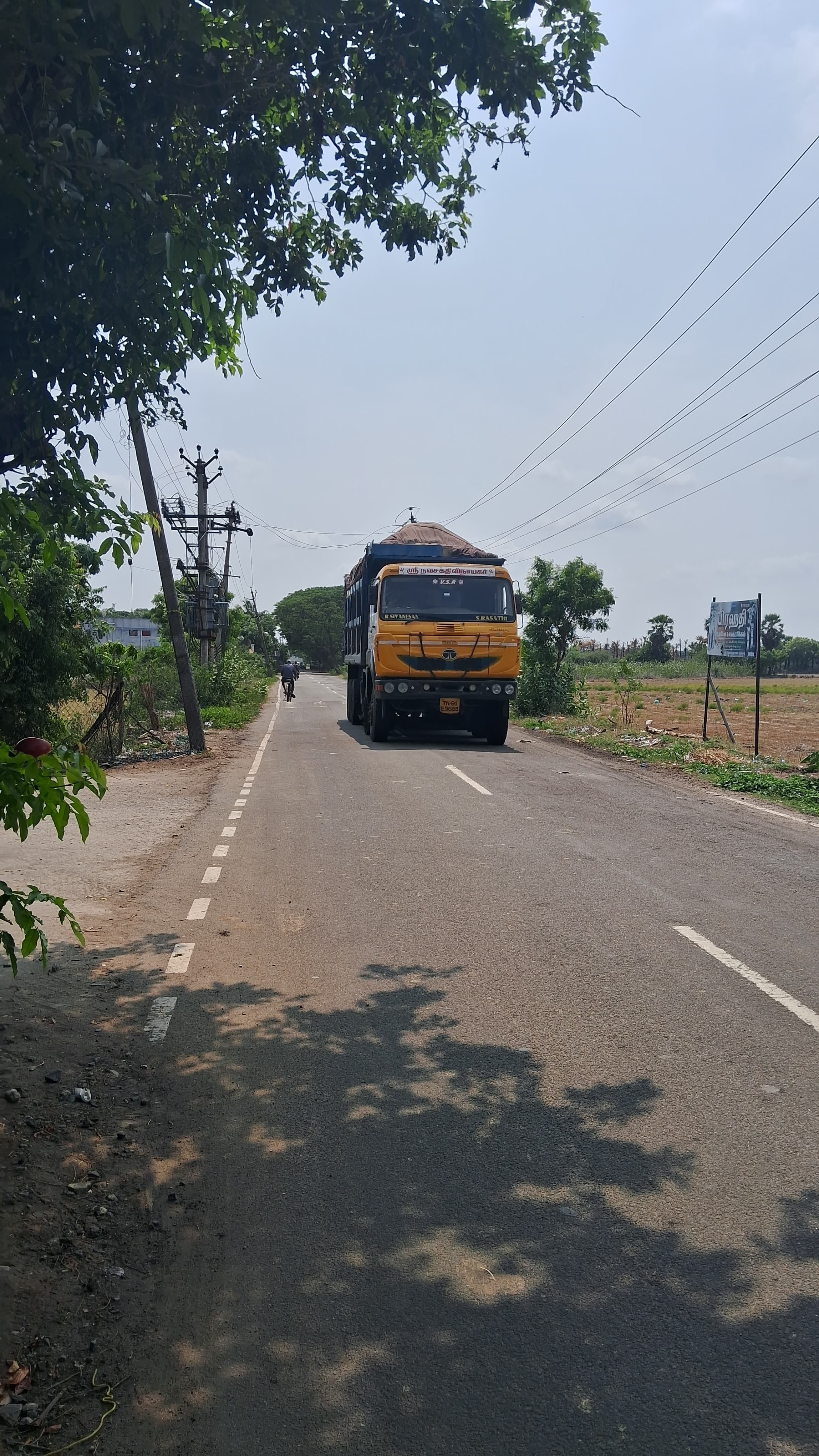 காரைக்காலில் தாறுமாறாக செல்லும் நிலக்கரி லாரிகள்