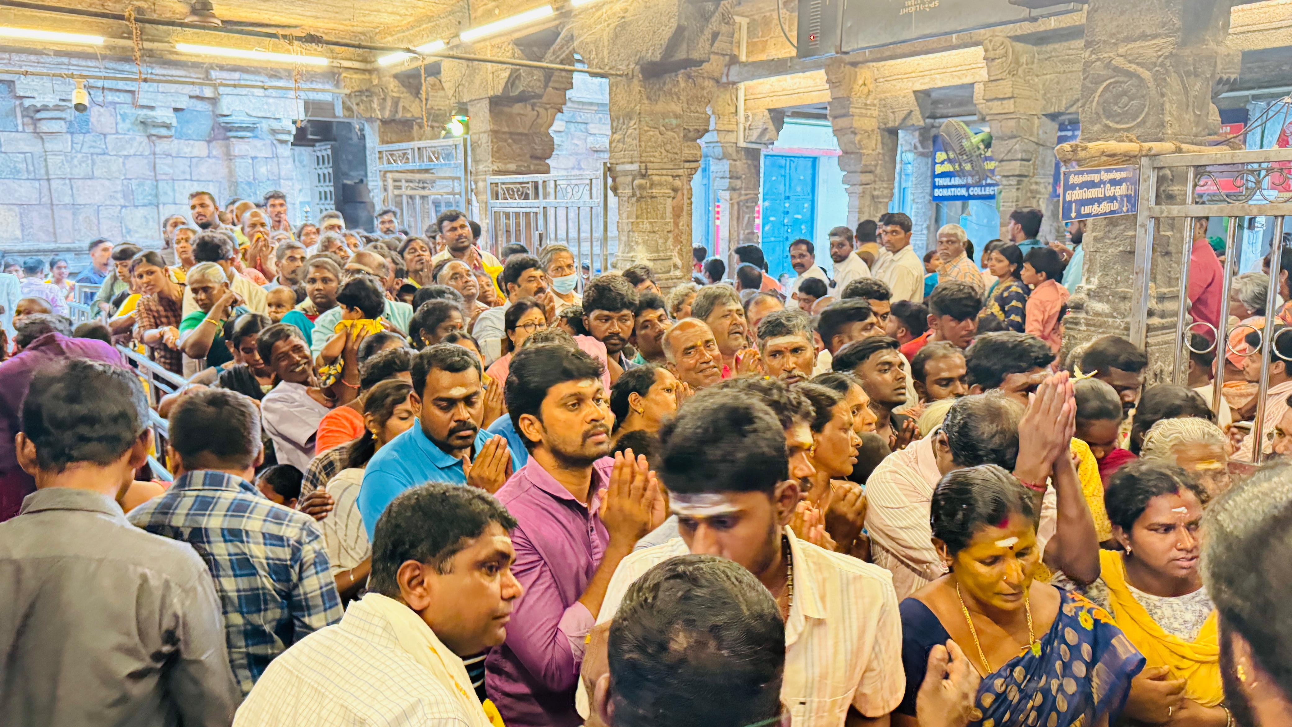 சனி பகவானுக்கு வஜ்ரங்கி சேவையில் சிறப்பு அலங்காரம்