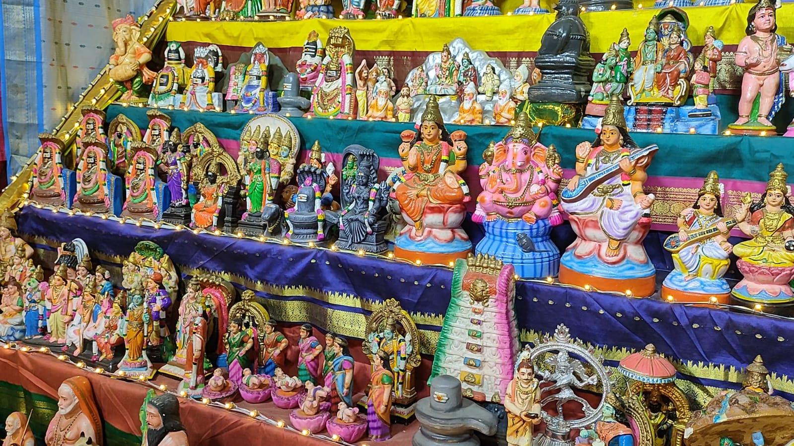 காரைக்கால் அம்மையார் கோவிலில் நவராத்திரி கொலு தர்பார் தொடக்கம்  பார்வையாளர்களை கவர்ந்த பொம்மைகள்