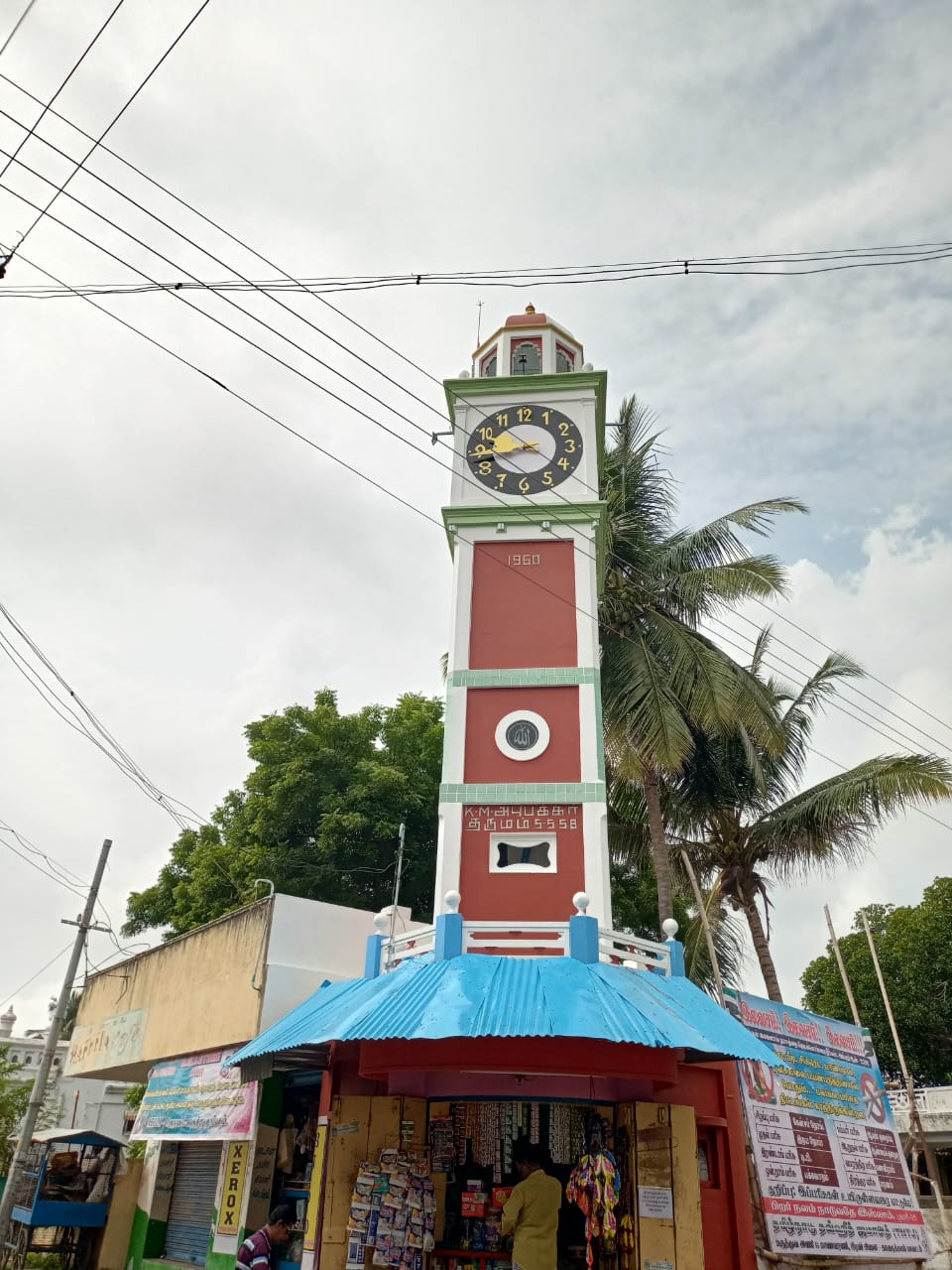 காரைக்கால் அருகே மணிகுண்டு கடிகாரம் 20 ஆண்டுகளுக்கு பிறகு பழுது நீக்கி இயங்கத்தொடங்கியதால் ஊர்மக்கள் மகிழ்ச்சி.