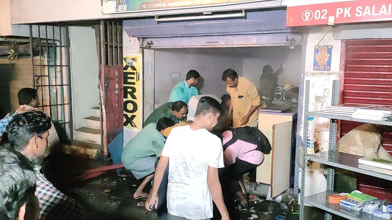 காரைக்கால் ஸ்டேஷனரி கடையில் வைத்திருந்த வெடிபொருட்கள் வெடித்ததால்,தீ விபத்து. ரூபாய் 2 லட்சம் பொருட்கள் சேதம்