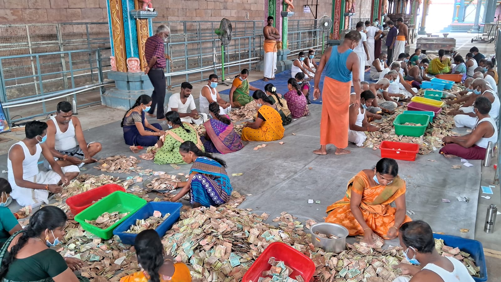 திருநள்ளாறு ஸ்ரீ சனீஸ்வர கோயில் உண்டியல் காணிக்கை எண்ணும் பணிகள் தொடக்கம் சிசிடிவி காட்சிகள் மூலம் கண்காணித்து பதிவு செய்கின்றனர்.