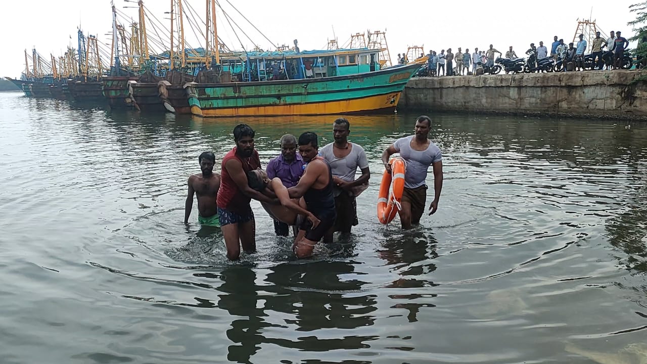 காரைக்கால் மீன்பிடி தொழிலுக்கு செல்ல இருந்த மீனவர் விசைப்படகில் இருந்து தவறி விழுந்து உயிரிழப்பு.